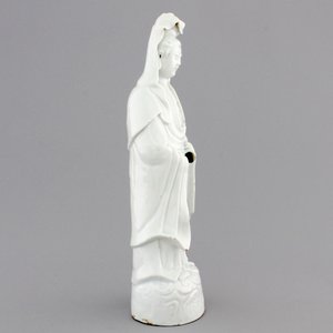 A tall Chinese Dehua blanc de Chine porcelain  Guanyin, 18/19th C. — photo 4
