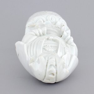 A tall Chinese Dehua blanc de Chine porcelain  Guanyin, 18/19th C. — photo 6