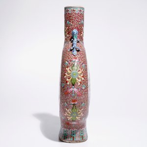 A tall Chinese famille rose moonflask with garden scenes, 19/20th C. — photo 2