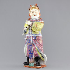A tall Chinese famille rose porcelain figure of a dignitary, 19th C. — 照片 1