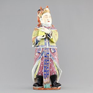 A tall Chinese famille rose porcelain figure of a dignitary, 19th C. — 照片 2