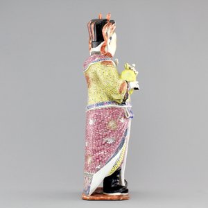 A tall Chinese famille rose porcelain figure of a dignitary, 19th C. — 照片 3