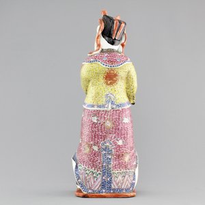 A tall Chinese famille rose porcelain figure of a dignitary, 19th C. — 照片 4