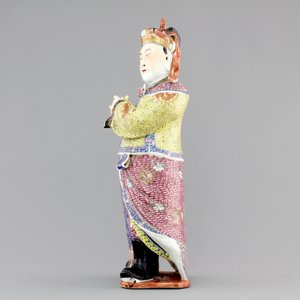 A tall Chinese famille rose porcelain figure of a dignitary, 19th C. — 照片 5