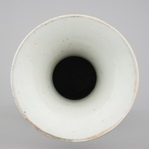 A tall Chinese famille rose porcelain vase with a beauty, 19th C. — foto 5