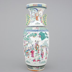 A tall Chinese famille rose porcelain vase with immortals, 19/20th C. — photo 1