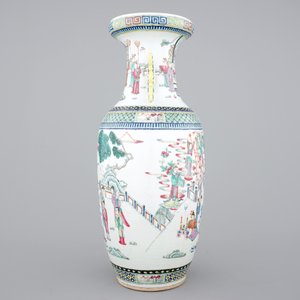 A tall Chinese famille rose porcelain vase with immortals, 19/20th C. — photo 2