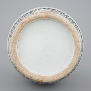 A tall Chinese famille rose porcelain vase with immortals, 19/20th C. — photo 5