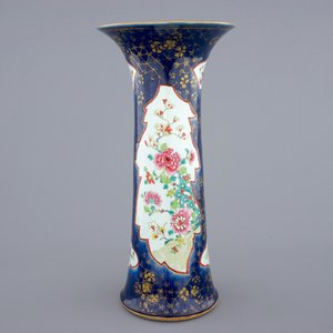 A tall Chinese famille rose powder blue ground vases, Qianlong, 18th C. — photo 3
