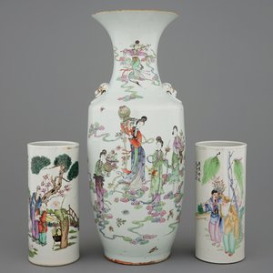 A tall Chinese famille rose vase and 2 hat stands, 19/20th C. — photo 1