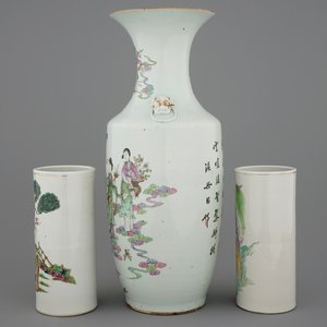 A tall Chinese famille rose vase and 2 hat stands, 19/20th C. — photo 2