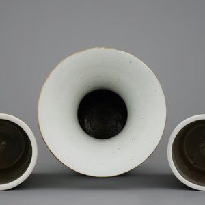 A tall Chinese famille rose vase and 2 hat stands, 19/20th C. — photo 6