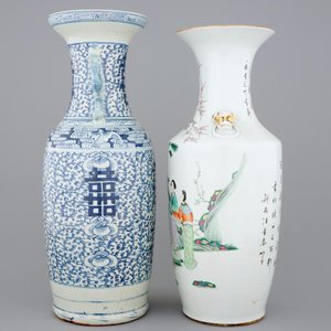 A tall Chinese famille rose vase and a blue and white one, 19/20th C. — photo 2
