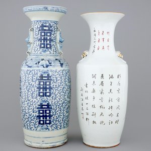 A tall Chinese famille rose vase and a blue and white one, 19/20th C. — photo 3