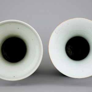 A tall Chinese famille rose vase and a blue and white one, 19/20th C. — photo 5