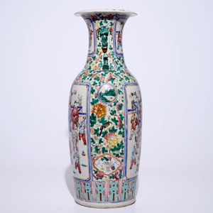 A tall Chinese famille rose vase with a garden scene, 19th C. — 照片 2