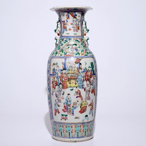 A tall Chinese famille rose vase with a garden scene, 19th C. — 照片 3