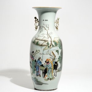 A tall Chinese famille rose vase with immortals, 19/20th C. — photo 1