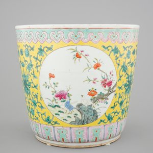 A tall Chinese famille rose yellow ground jardiniere, 19th C. — photo 1