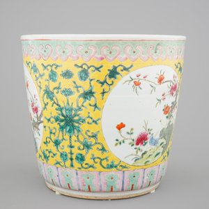 A tall Chinese famille rose yellow ground jardiniere, 19th C. — photo 2