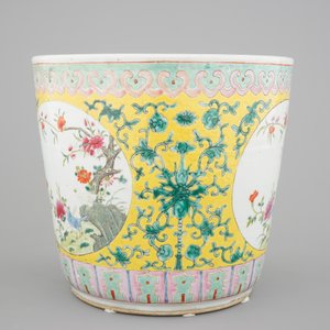 A tall Chinese famille rose yellow ground jardiniere, 19th C. — photo 3