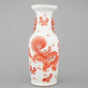 A tall Chinese iron-red porcelain vase with foo dogs, 19th C. — foto 1