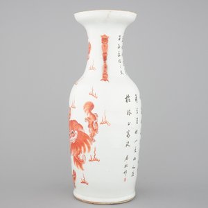 A tall Chinese iron-red porcelain vase with foo dogs, 19th C. — foto 2