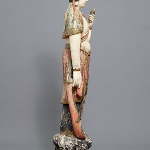A tall Chinese painted and carved wood figure of Guanyin, 18/19th C. — photo 3