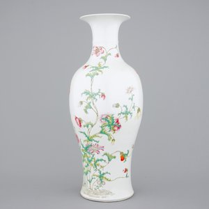 A tall Chinese porcelain famille rose vase, Hongxian mark, early 20th C. — photo 2