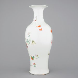 A tall Chinese porcelain famille rose vase, Hongxian mark, early 20th C. — photo 4