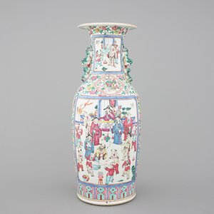 A tall Chinese porcelain famille rose vase with a figural scene, 19th C. — photo 1