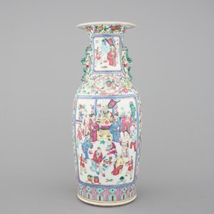 A tall Chinese porcelain famille rose vase with a figural scene, 19th C. — photo 3