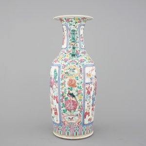 A tall Chinese porcelain famille rose vase with a figural scene, 19th C. — photo 4