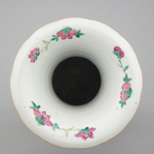 A tall Chinese porcelain famille rose vase with a figural scene, 19th C. — photo 5