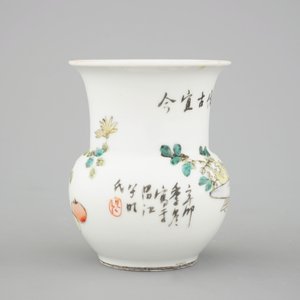 A tall Chinese porcelain famille rose vase with a figural scene and a small Qianjiang type vase, 19th C. — photo 11