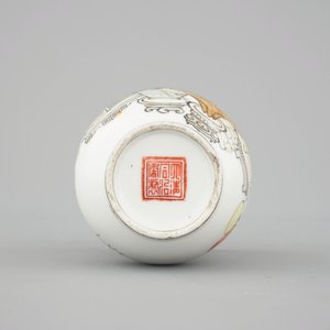 A tall Chinese porcelain famille rose vase with a figural scene and a small Qianjiang type vase, 19th C. — photo 14