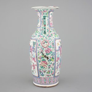 A tall Chinese porcelain famille rose vase with a figural scene and a small Qianjiang type vase, 19th C. — photo 3