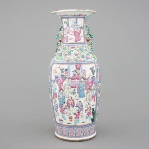 A tall Chinese porcelain famille rose vase with a figural scene and a small Qianjiang type vase, 19th C. — photo 4