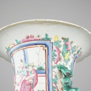 A tall Chinese porcelain famille rose vase with a figural scene and a small Qianjiang type vase, 19th C. — photo 6