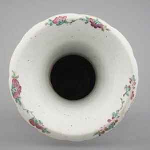 A tall Chinese porcelain famille rose vase with a figural scene and a small Qianjiang type vase, 19th C. — photo 7