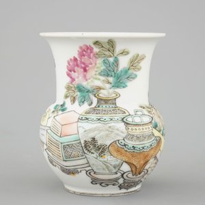 A tall Chinese porcelain famille rose vase with a figural scene and a small Qianjiang type vase, 19th C. — photo 9