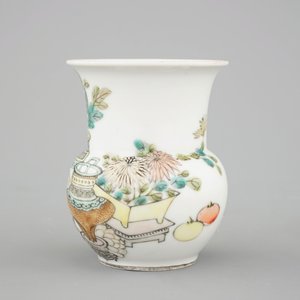 A tall Chinese porcelain famille rose vase with a figural scene and a small Qianjiang type vase, 19th C. — photo 10