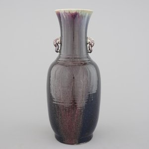 A tall Chinese porcelain flambe glaze vase with elephant handles, 19/20th C. — foto 1