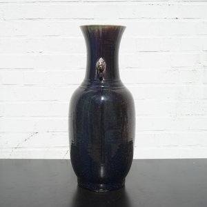 A tall Chinese porcelain flambe glaze vase with elephant handles, 19/20th C. — foto 11