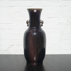 A tall Chinese porcelain flambe glaze vase with elephant handles, 19/20th C. — foto 12