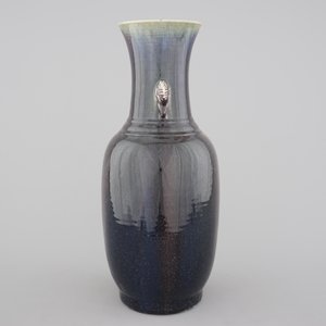 A tall Chinese porcelain flambe glaze vase with elephant handles, 19/20th C. — foto 2