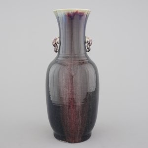 A tall Chinese porcelain flambe glaze vase with elephant handles, 19/20th C. — foto 3