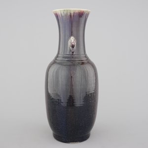 A tall Chinese porcelain flambe glaze vase with elephant handles, 19/20th C. — foto 4