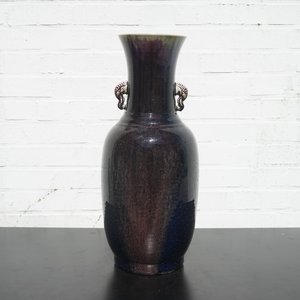 A tall Chinese porcelain flambe glaze vase with elephant handles, 19/20th C. — foto 10
