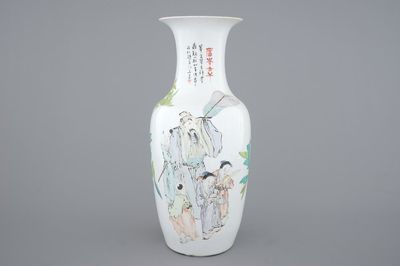 A tall Chinese Qianjiang and famille rose porcelain vase, 19/20th C.